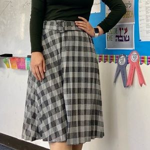 Pleated skirt with belt